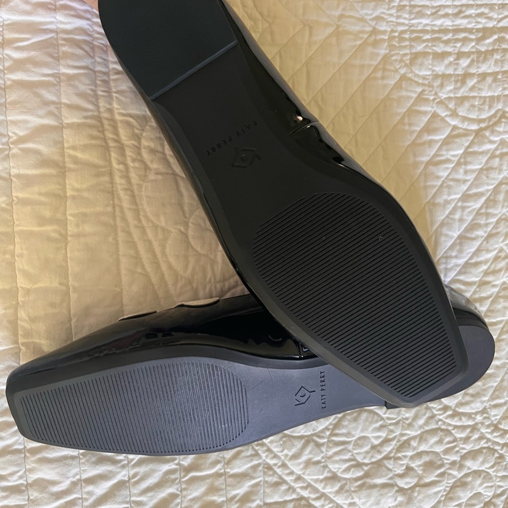 Katy Perry Collections Black Patent Flats with White Daisy and Yellow Center - Picture 2 of 4